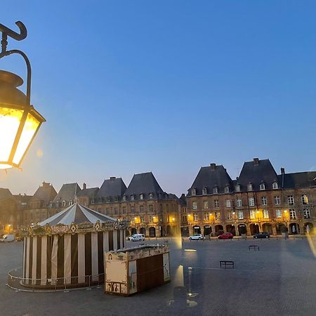 Suites Mana - Matahina Avec Vue Superbe Sur La Place Ducale Et Parking Prive Inclus Charleville-Mezieres Luaran gambar