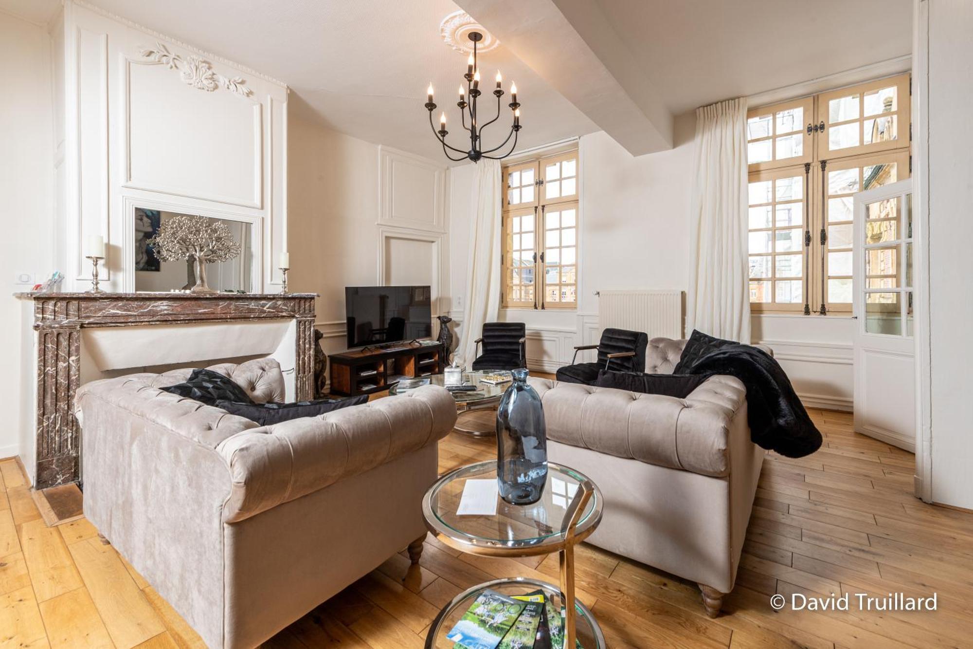 Suites Mana - Matahina Avec Vue Superbe Sur La Place Ducale Et Parking Prive Inclus Charleville-Mezieres Luaran gambar