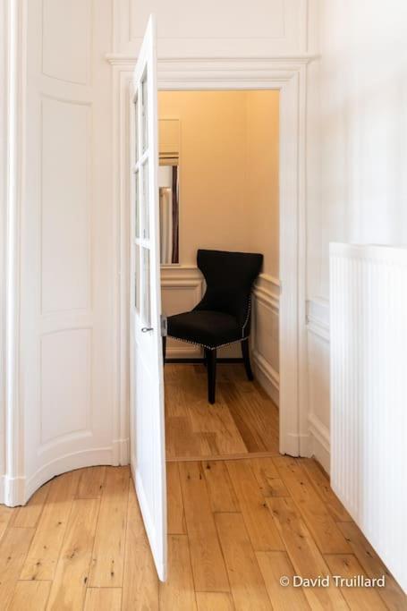 Suites Mana - Matahina Avec Vue Superbe Sur La Place Ducale Et Parking Prive Inclus Charleville-Mezieres Luaran gambar