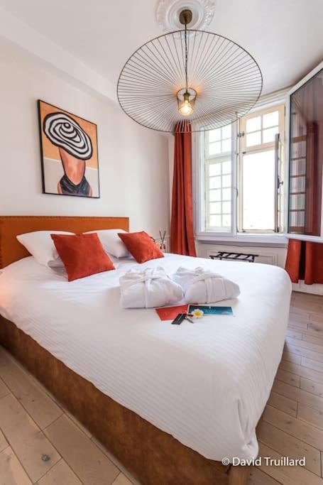 Suites Mana - Matahina Avec Vue Superbe Sur La Place Ducale Et Parking Prive Inclus Charleville-Mezieres Luaran gambar
