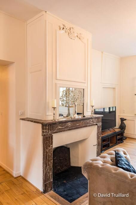 Suites Mana - Matahina Avec Vue Superbe Sur La Place Ducale Et Parking Prive Inclus Charleville-Mezieres Luaran gambar