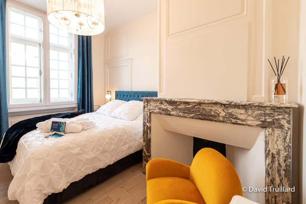Suites Mana - Matahina Avec Vue Superbe Sur La Place Ducale Et Parking Prive Inclus Charleville-Mezieres Luaran gambar